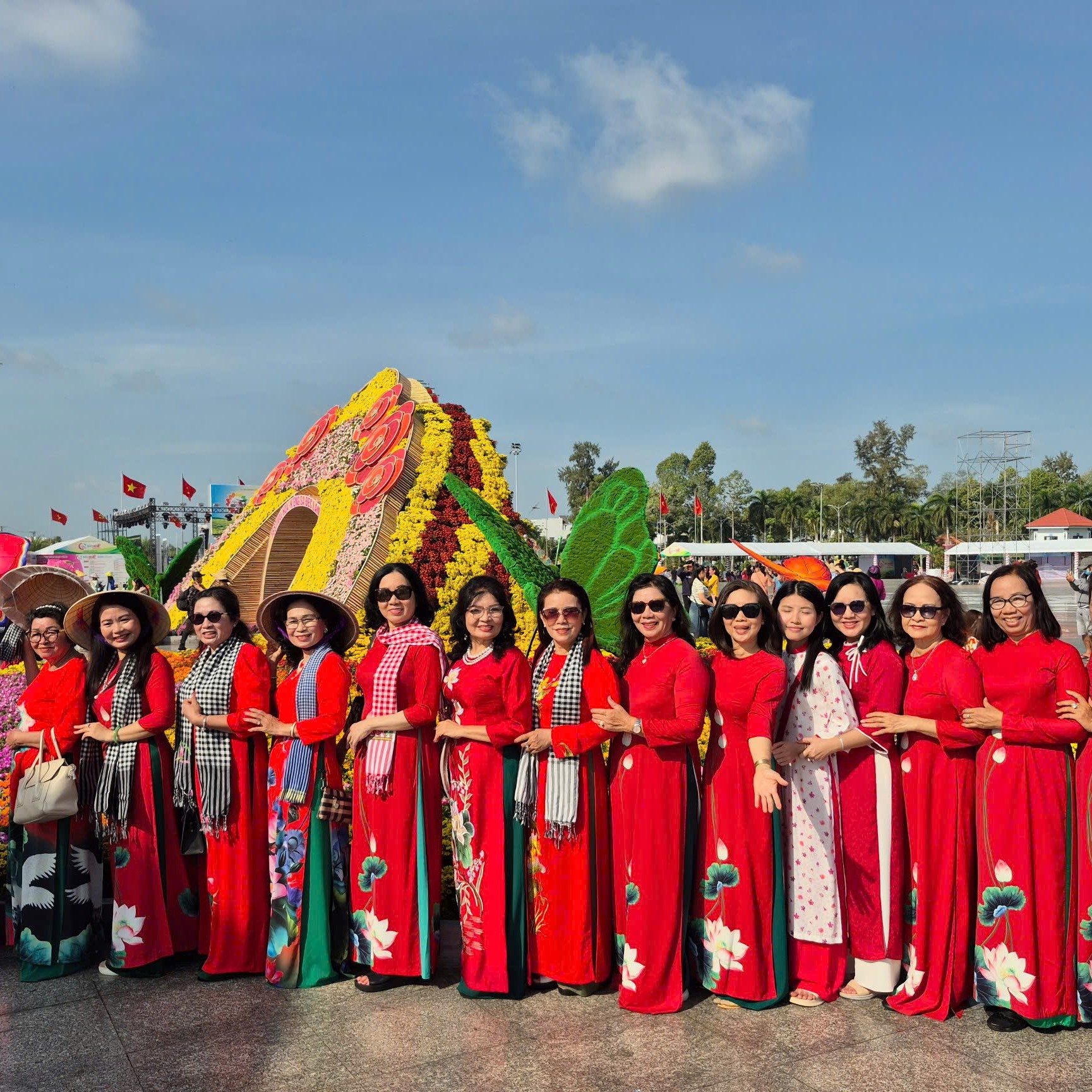 Hội Nữ Doanh Nhân Đồng Tháp Tham Gia Diễu Hành “Phụ Nữ Với Áo Dài Hoa” Tại Festival Hoa – Kiểng Sa Đéc 2025