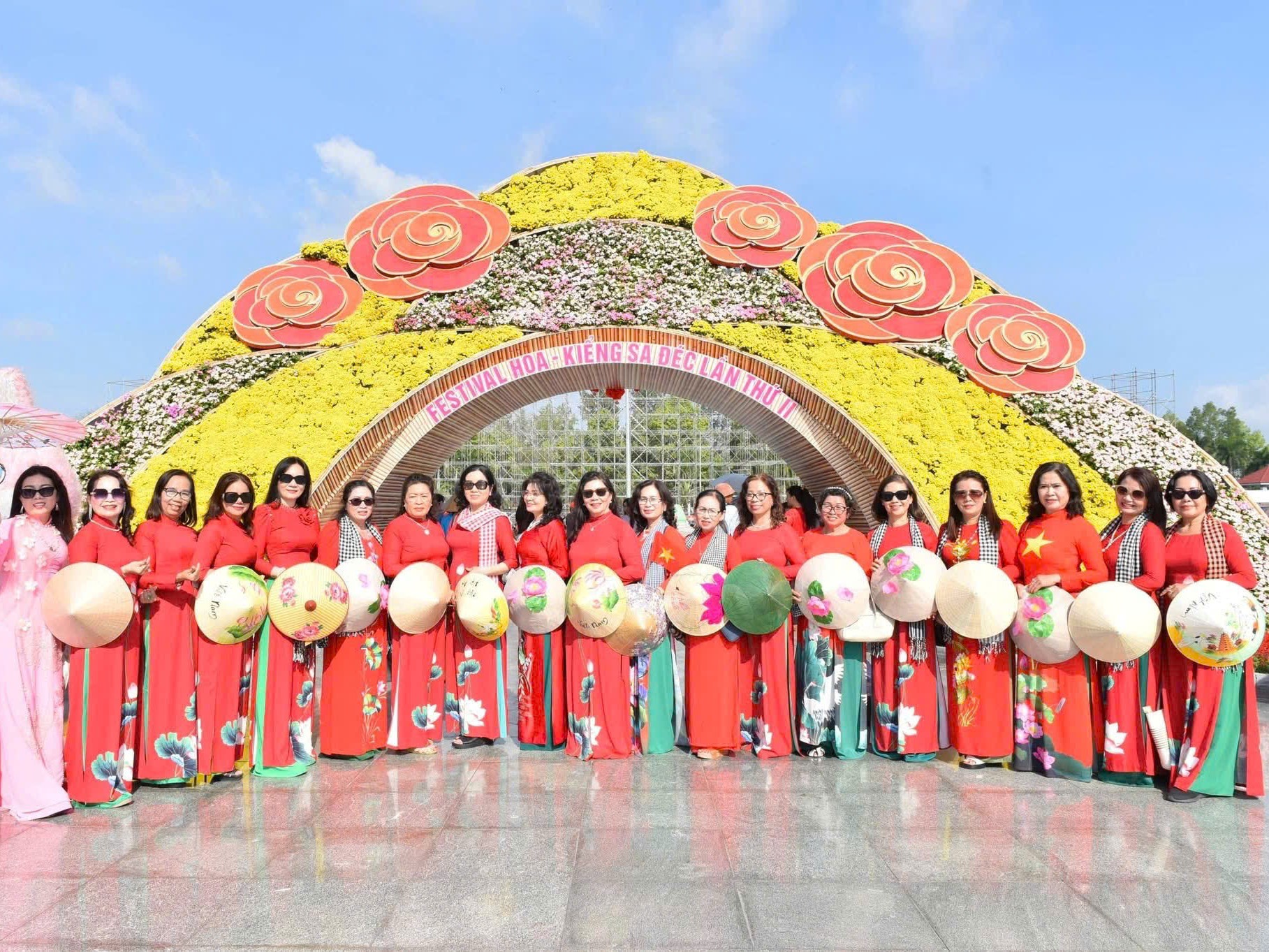 Duyên dáng áo dài lan tỏa hình ảnh nữ doanh nhân Đồng Tháp