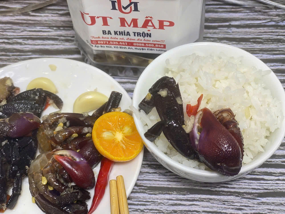 Cách thưởng thức món ba khía trộn NGON