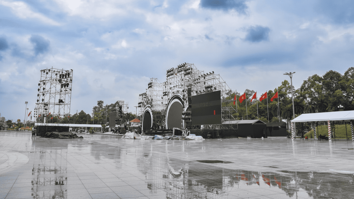 Sân khấu, tiểu cảnh hoàn thiện sẵn sàng ngày hội lớn