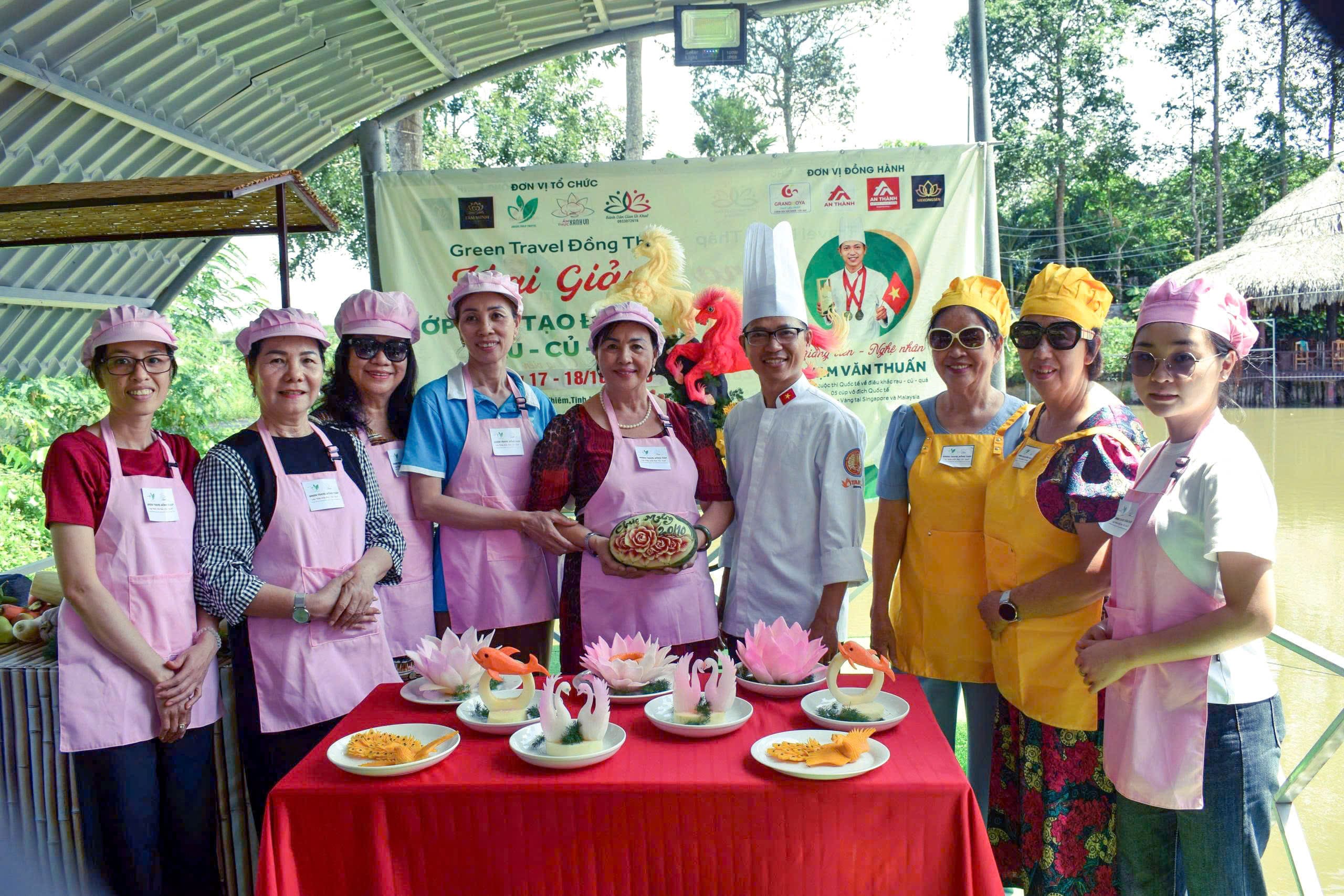 Sự giao lưu ý nghĩa với du khách