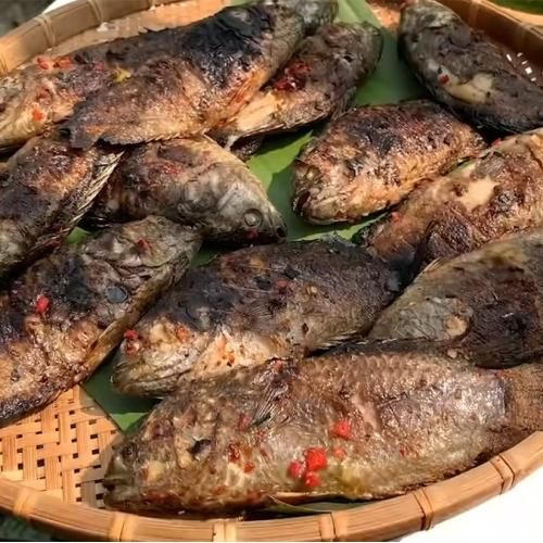 Cá Rô Đồng Nổ Muối: Khi Ký Ức "Bùng Nổ" Từ Lớp Vỏ Muối Trắng