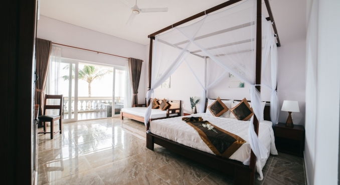 Ocean front villa with bathtub