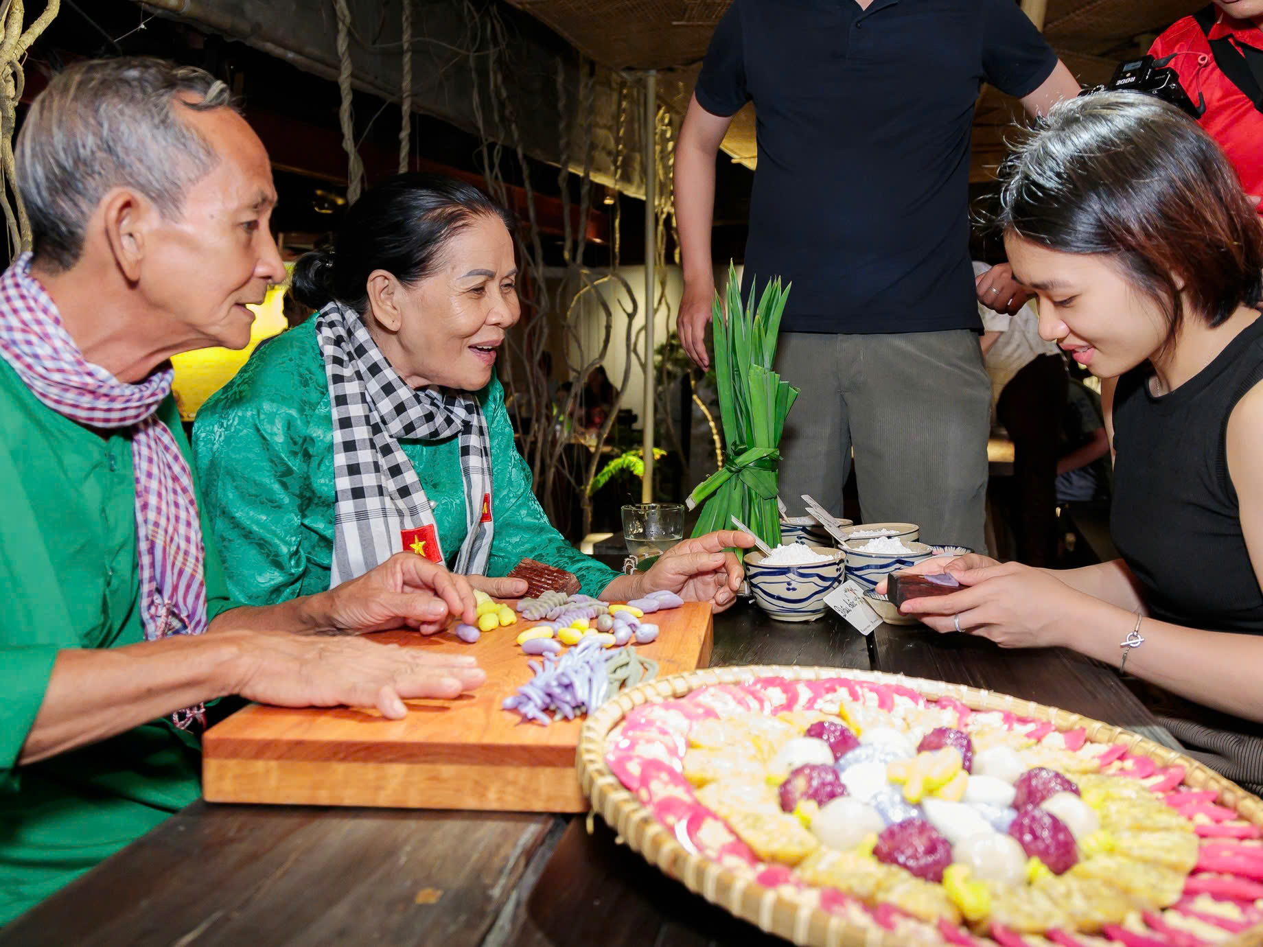 Hoạt động tham gia làm bánh dân gian