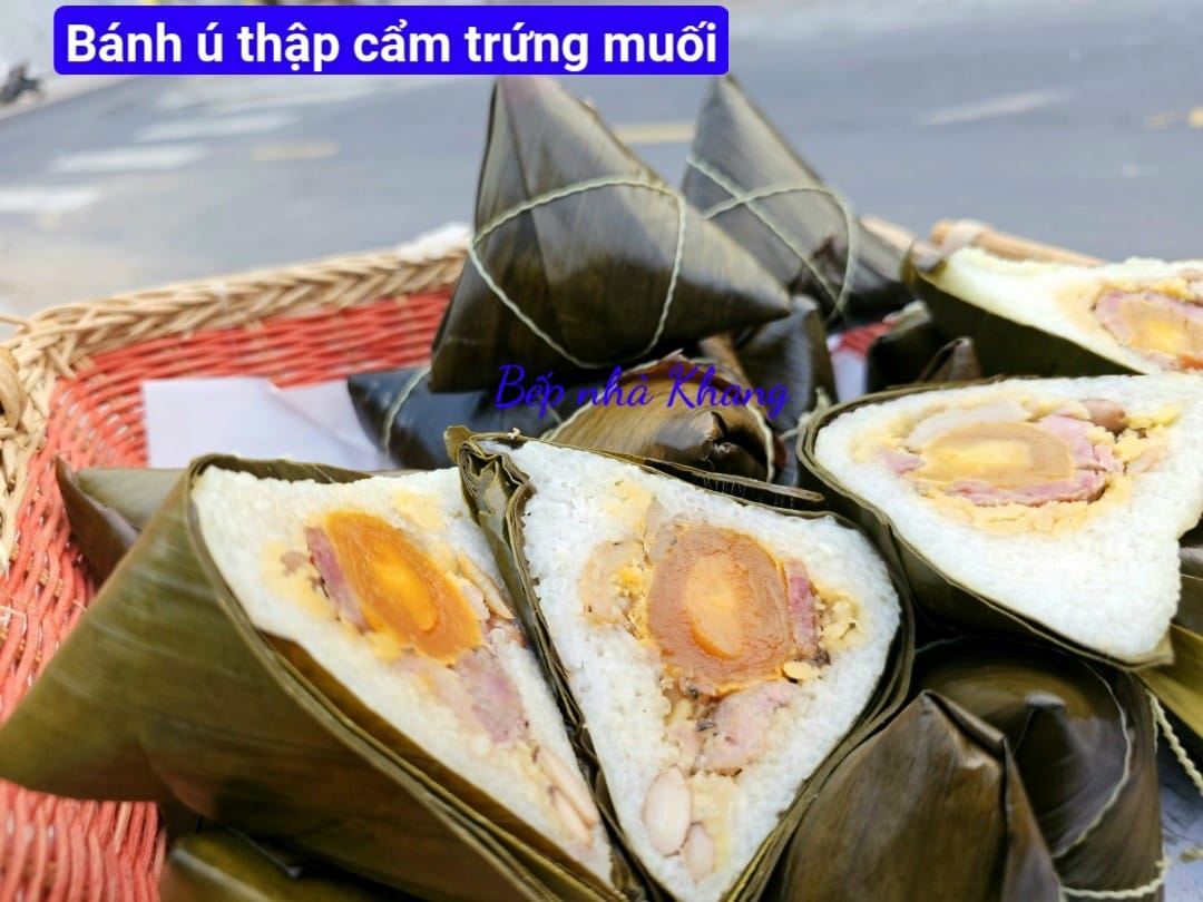 Bánh ú thập cẩm trứng muối