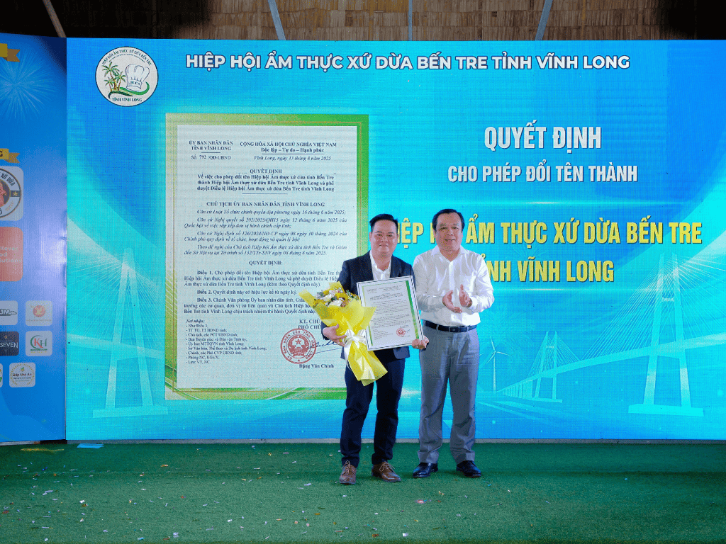 Công bố quyết định đổi tên